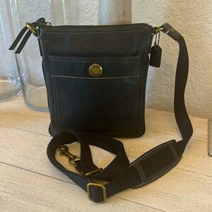 COACH Messenger CrossBody Swing Pack Shoulder Bag Black Pebbled Leather